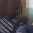 В Астрахани спасатели приехали на вызов, чтобы успокоить малыша, который остался дома один - Газета Волга