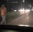 На видео попал бессмертный астраханец, который шел посреди Нового моста - Punkt-a.info