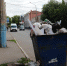 На центральной улице Астрахани водрузили переполненный мусорный контейнер - Ast-News.Ru