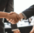 business-people-shaking-hands-in-a-meeting-room - Сетевое издание Арбуз