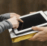 close-up-tablet-for-electronic-signature-for-delivery - Сетевое издание Арбуз