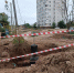 Пугающая астраханцев огромная яма «обзавелась» красно-белыми ленточками - Astrakhanpost.Ru