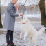 Boy friend with a bouquet of pink flowers hydrangea waiting for - Сетевое издание Арбуз
