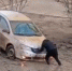 В Астрахани два автомобиля намертво увязли в грязи - Астрахань.Ру