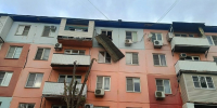 Астраханские спасатели ликвидировали угрозу падения листов кровли - Астрахань 24