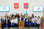 Вице-спикер регпарламента вручил паспорта астраханским школьникам