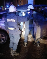 Астраханские спасатели освободили зажатых в автомобиле людей