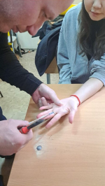 В Астрахани две девушки стали пленницами колец