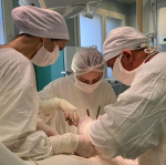 Александро-Мариинская больница проводит успешные высокотехнологичные операции для предотвращения инсульта
