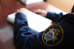 Астраханку подозревают в нападении на полицейского