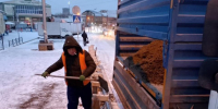 Городские коммунальщики расчищают снег и обрабатывают дороги и тротуары - Администрация города
