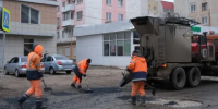 В Астрахани на улице Савушкина заделали ямы литым асфальтом - ГТРК Лотос