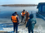 Инспекторы ГИМС проводят замеры льда в Черноярском районе