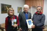 Петр Бухаричин и Аркадий Сокольский передают в дар книги библиотеке Заповедника