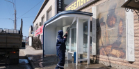 В Астрахани началась весенняя уборка: моют шумовые экраны и остановки - Ast-News.Ru