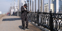 В Астрахани коммунальщики начали мыть леерные ограждения на мостах и дорогах - Ast-News.Ru