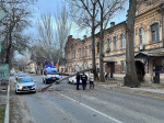 Сильный ветер в Астрахани валит деревья и сносит постройки