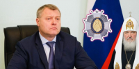 Патриарх Московский поздравил астраханского губернатора с днём рождения и наградил его орденом - Астраханский листок