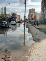 Так и плывем: в Астрахани продолжаются массовые прорывы канализации
