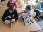 Астраханские школьники и их родители сплели браслеты выживания для бойцов СВО