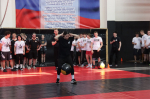 Трехкратный чемпион России и Европы и чемпион мира по боевому самбо наградили астраханских студентов-спортсменов
