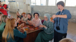 Мастер-класс по изготовлению сувениров  ко Дню Победы провели на железнодорожном вокзале Астрахани