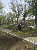 К 80-летию Великой Победы Ассоциация выполнила санитарную уборку территории Мемориального комплекса на Братской могиле на старом кладбище в г. Астрахани