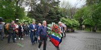 Возложение венка к Мемориалу "Вечный огонь славы" в Братском саду г. Астрахани - Объединение строителей