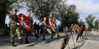 В Астрахани возложили венки к памятникам героям войны - Астрахань 24