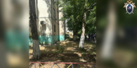 В Астрахани маленькая девочка выпала из окна вместе с москитной сеткой - Bloknot-Astrakhan.Ru