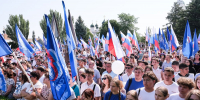 В Астрахани торжественно подняли флаг Российской Федерации - Единая Россия