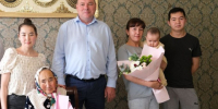 Глава Камызякского района Астраханской области посетил семью участника спецоперации - Астрахань 24