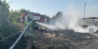 Под Астраханью крупный пожар, сгорели постройки, огромный участок и машина - Bloknot-Astrakhan.Ru