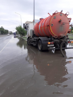 C улиц Астрахани откачивают дождевую воду