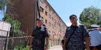 Росгвардейцы обеспечивают безопасность на месте обрушения подъезда в аварийном доме в Астрахани - Росгвардия