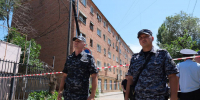 Росгвардейцы обеспечивают безопасность на месте обрушения подъезда в аварийном доме в Астрахани - Газета Волга