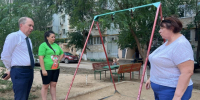 Игорь Седов поручил отремонтировать детскую площадку в Трусовском районе - Комсомольская Правда