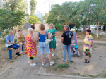 Активисты ЛДПР продолжают встречаться с населением во дворах