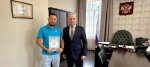 Водителя астраханского автобуса наградили за спасение человека