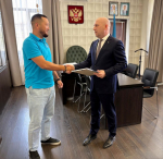Водителя астраханского автобуса наградили за спасение человека