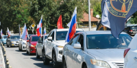 В Астрахани состоялся автопробег в честь Дня государственного флага РФ - Астрахань 24