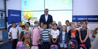Астраханский губернатор вручил школьные портфели будущим первоклассникам - Газета Волга