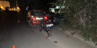 В Астрахани мужчина и ребенок на одном самокате протаранили стоящий автомобиль - Astrakhanpost.Ru