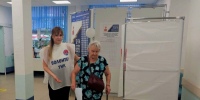 Волонтеры помогают астраханцам на избирательных участках - Единая Россия