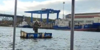 Мужчина на причудливом плоту у Старого моста перепугал астраханцев - Bloknot-Astrakhan.Ru
