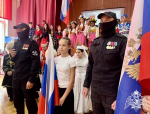 Офицеры Росгвардии вручили благодарственные письма коллективам астраханских школ
