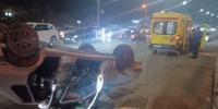 Автомобиль перевернулся на въезде на Новый мост - ГТРК Лотос