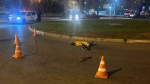 В Астрахани электросамокатчик врезался в бордюр