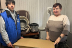 Ринат Аюпов обеспечил астраханца инвалидным креслом