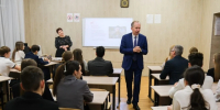 Председатель Гордумы Астрахани провёл для школьников урок о героях - Комсомольская Правда